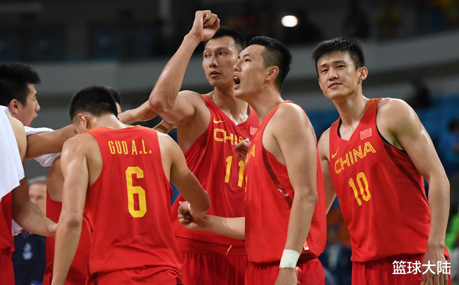 正式确定！易建联就此告别国家队，为中国男篮效力长达15年(2)