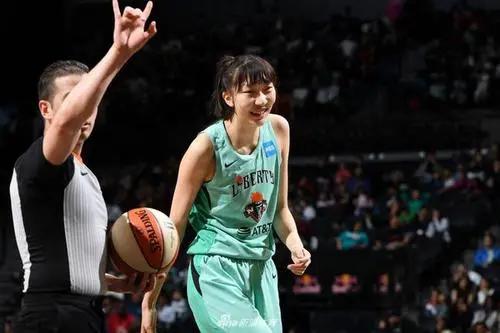 再创新高！中国女篮双喜临门，韩旭得分创新高，李月汝迎WNBA首秀