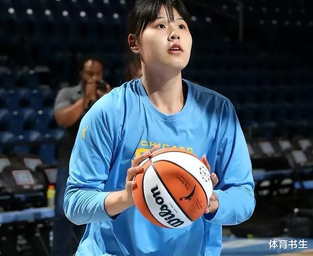 国内荣誉满身，国外四场比赛仅得4分，中国女篮第一中锋她怎么了