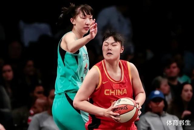 国内荣誉满身，国外四场比赛仅得4分，中国女篮第一中锋她怎么了(2)