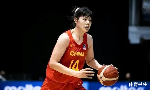 国内荣誉满身，国外四场比赛仅得4分，中国女篮第一中锋她怎么了(4)