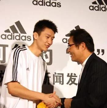 中国球员在NBA打球时都穿啥鞋子？阿联穿耐克，姚明穿锐步毁生涯(1)