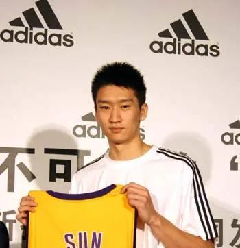 中国球员在NBA打球时都穿啥鞋子？阿联穿耐克，姚明穿锐步毁生涯(3)