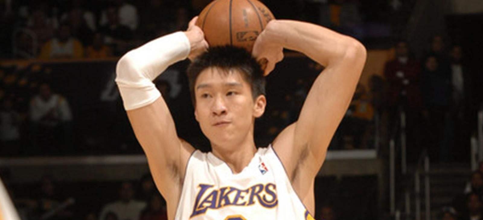 中国球员在NBA打球时都穿啥鞋子？阿联穿耐克，姚明穿锐步毁生涯(4)