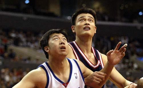 中国球员在NBA打球时都穿啥鞋子？阿联穿耐克，姚明穿锐步毁生涯(11)