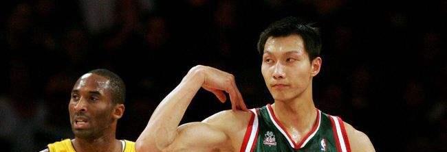 中国球员在NBA打球时都穿啥鞋子？阿联穿耐克，姚明穿锐步毁生涯(13)
