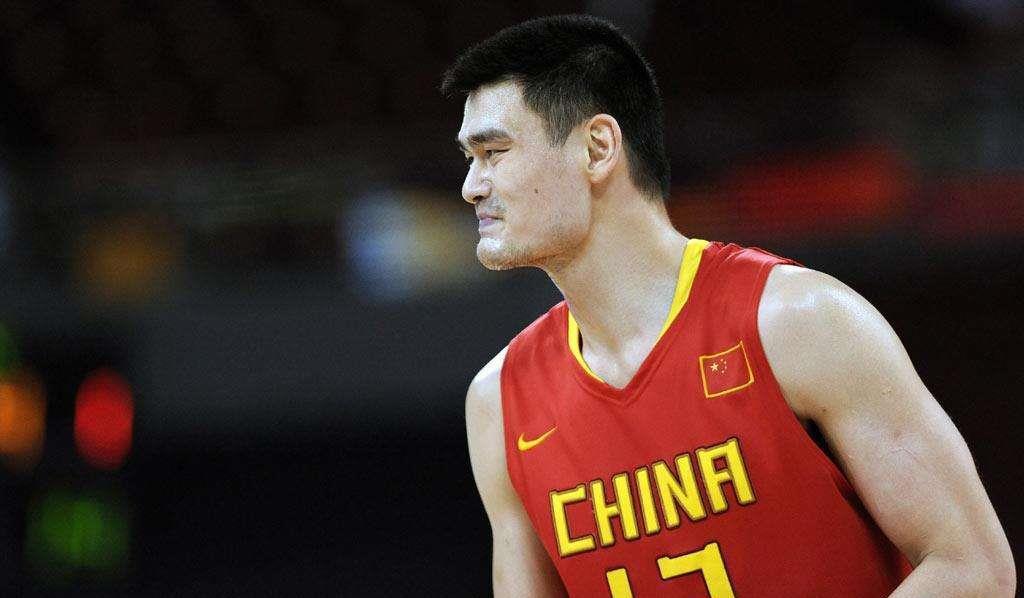 中国球员在NBA打球时都穿啥鞋子？阿联穿耐克，姚明穿锐步毁生涯(15)