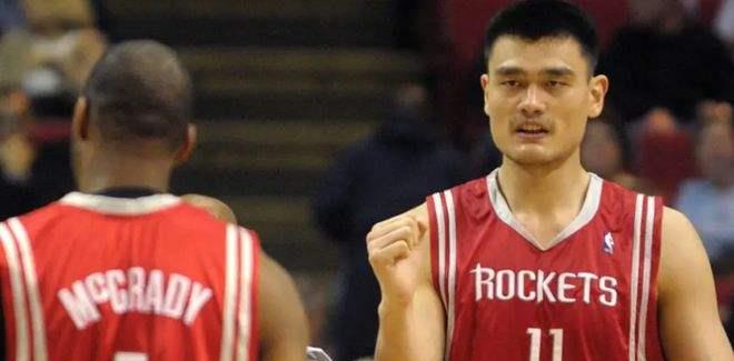 中国球员在NBA打球时都穿啥鞋子？阿联穿耐克，姚明穿锐步毁生涯(16)