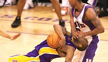 NBA六大“科比终结者”：拉加贝尔锁喉科比，一神人90秒帽科比4次(2)