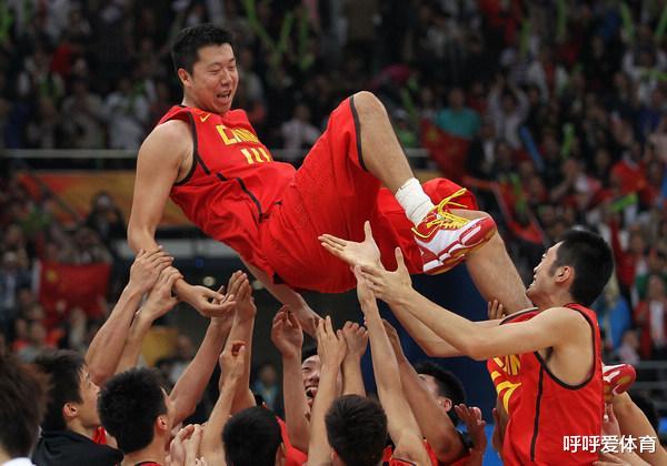 中国篮球喜讯，32岁王治郅老婆正式官宣，姚明终于等到这一天
