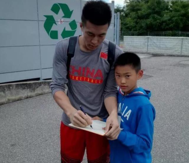 签了！人家才16岁啊！可能会是中国男篮第一控卫……(8)
