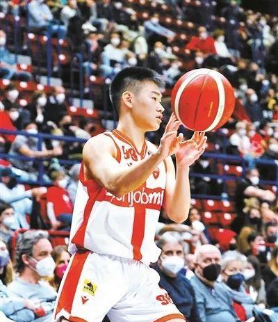 签了！人家才16岁啊！可能会是中国男篮第一控卫……(10)