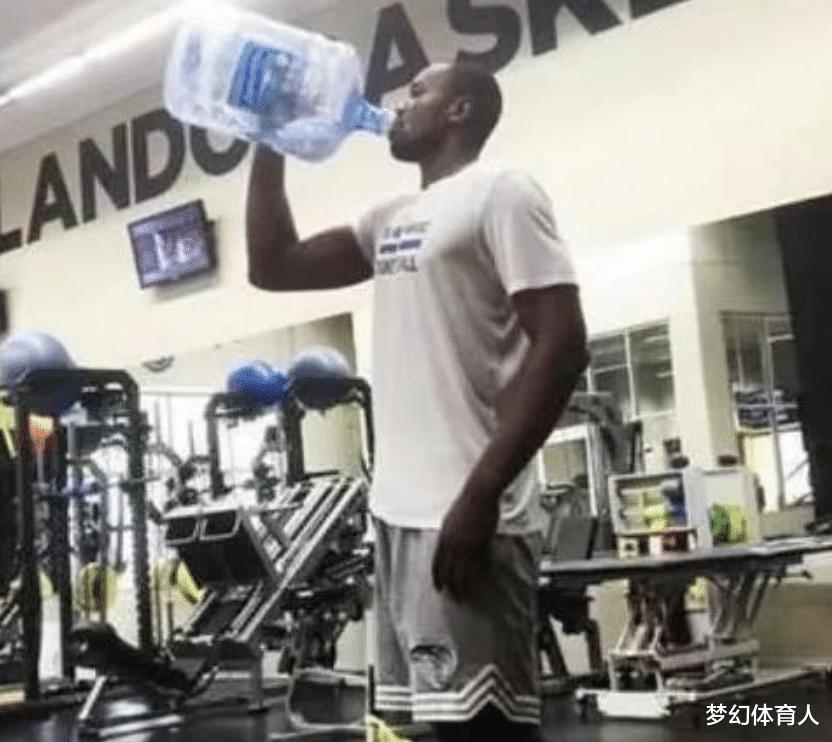 NBA巨人喝水有多夸张？姚明奥尼尔我忍了，伊巴卡把桶装水当矿泉水(4)