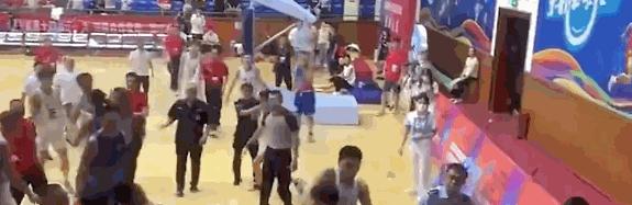 青少年比赛上演全武行，特警出动，中国篮球几十年还是没变！(2)