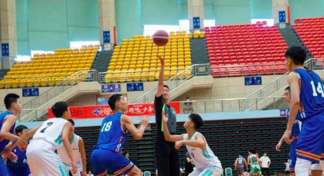 青少年比赛上演全武行，特警出动，中国篮球几十年还是没变！(4)