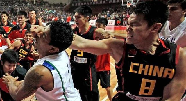青少年比赛上演全武行，特警出动，中国篮球几十年还是没变！(6)