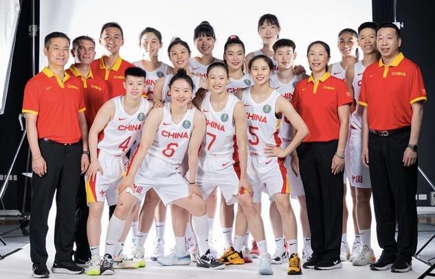 中国女篮12人大名单出炉，奥运会主力缺席，双塔战术已过时