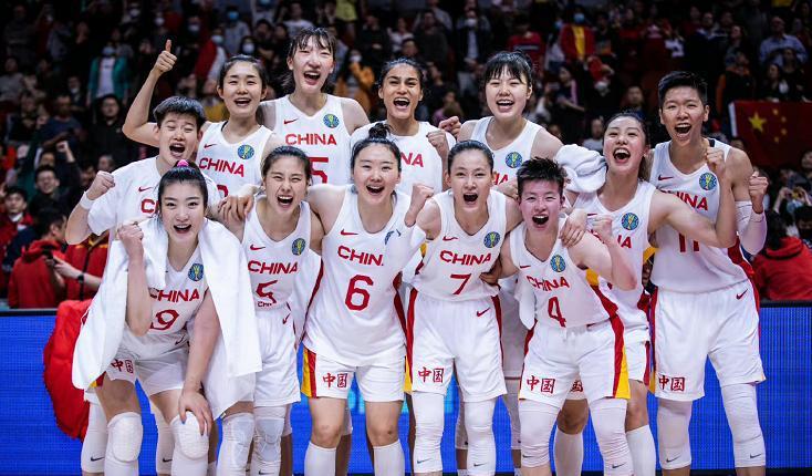 时隔28年！中国女篮再进4强 姑娘们拥抱庆祝 人民日报+央视盛赞(3)