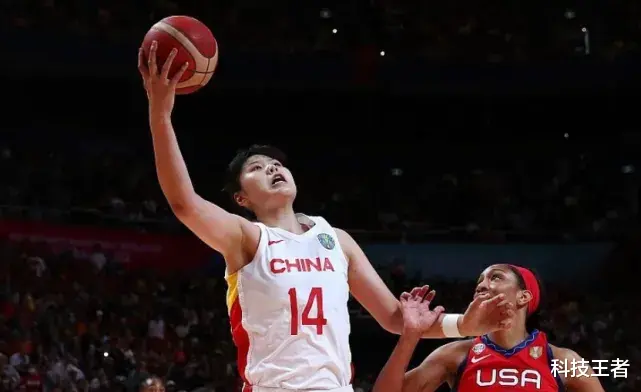 中国女篮输了，美国女篮这个格雷，简直粘上胡子就是哈登(1)