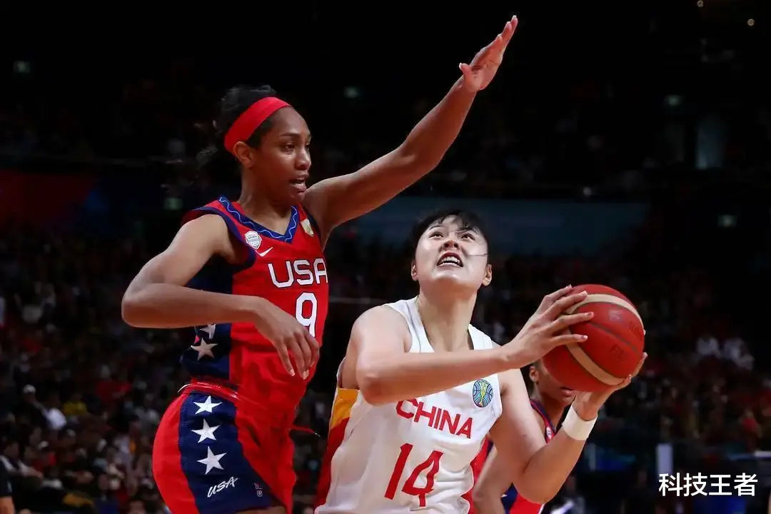 中国女篮输了，美国女篮这个格雷，简直粘上胡子就是哈登(3)