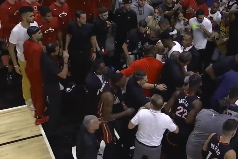 抱摔到观众席！NBA上演火爆冲突，两悍将直接被驱逐，场面太混乱(3)