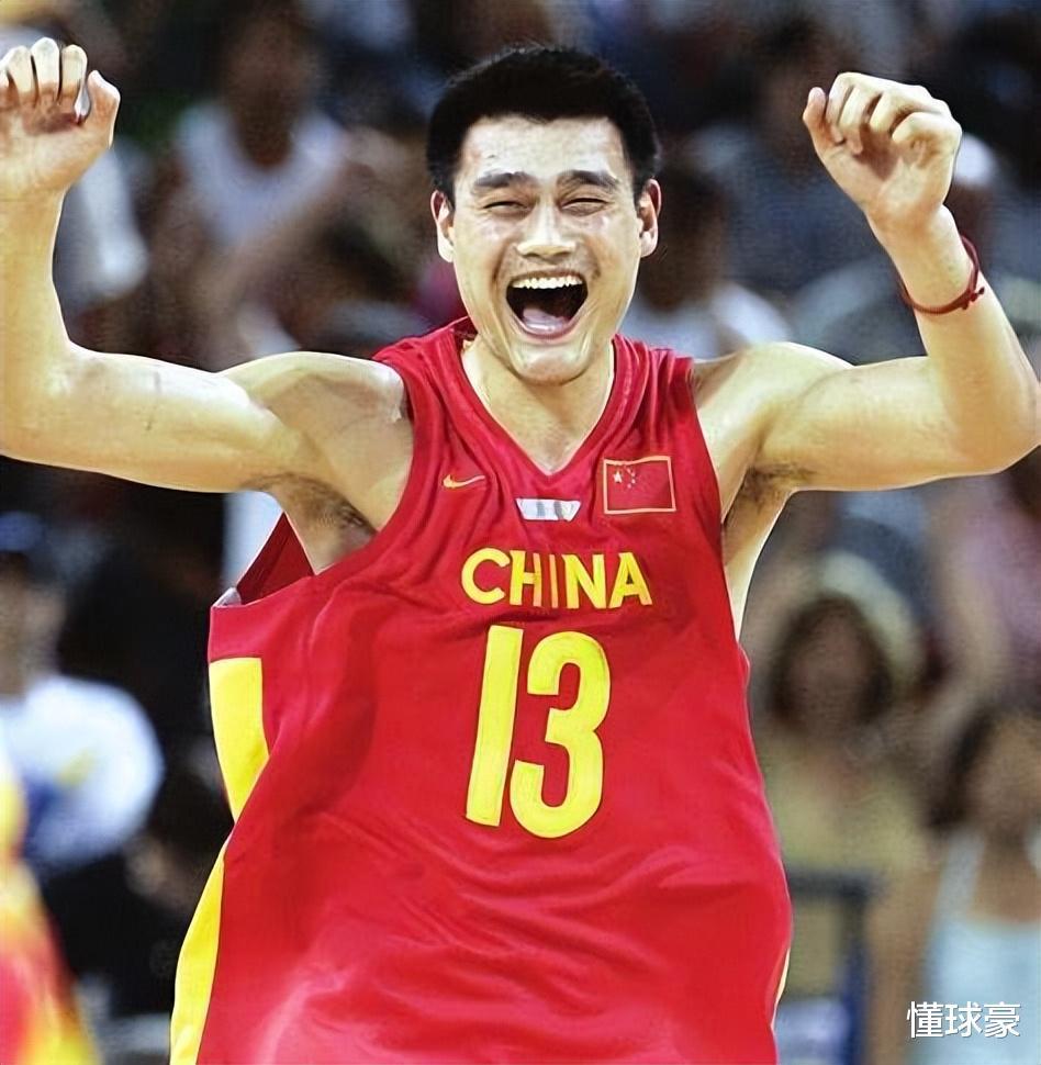 姚明NBA八年赚9304万美元，中国篮协抽走了多少？数字惊人(3)