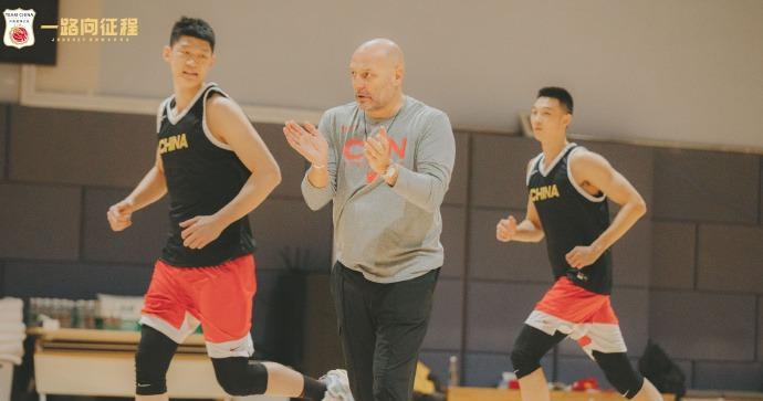官宣！周鹏将担任中国男篮队长，乔帅亲自任命(1)