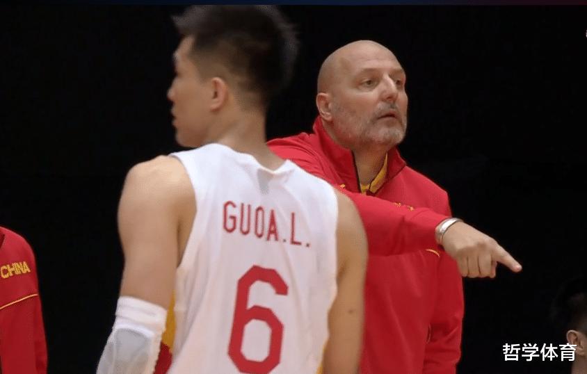中国男篮赢12分！来看看赛后，周琦和乔尔杰维奇说了什么？