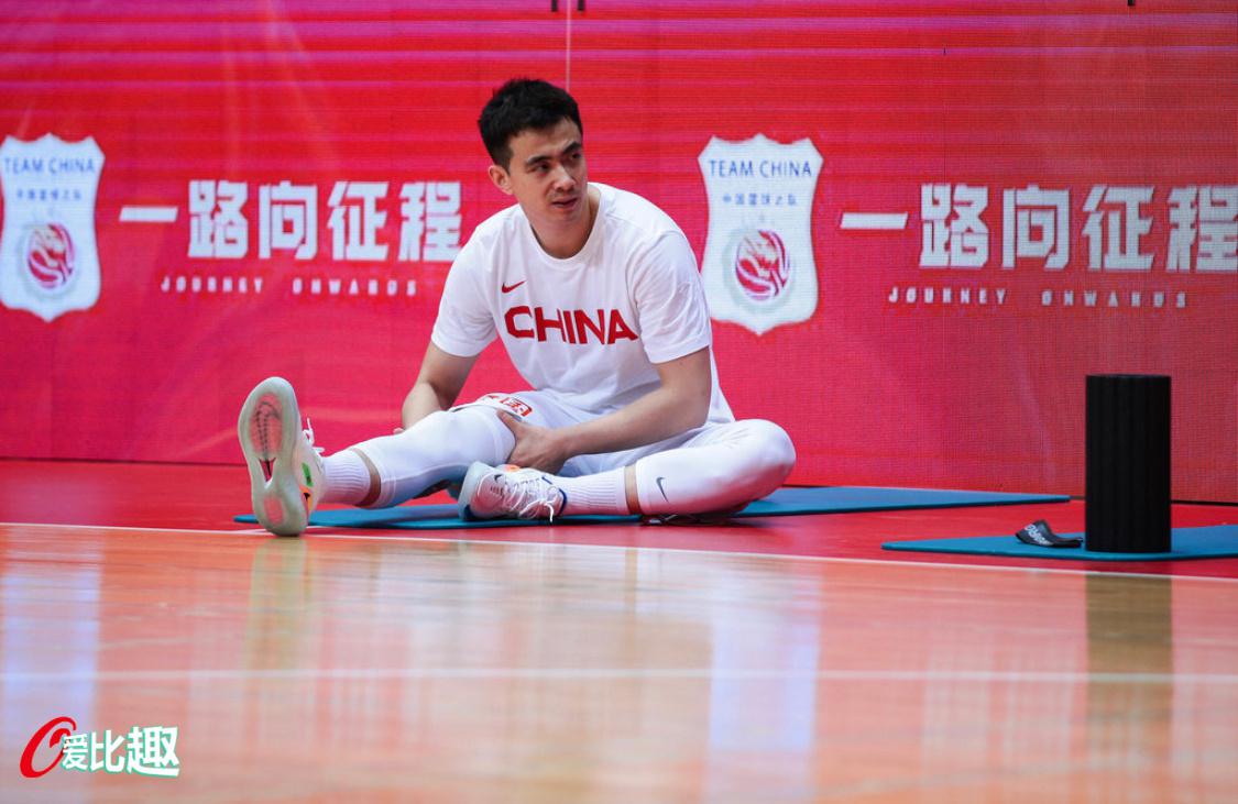 七点半世预赛中国男篮对哈萨克斯坦继伟，艾伦，金金和周琦赛前热身图图源：爱比趣小程