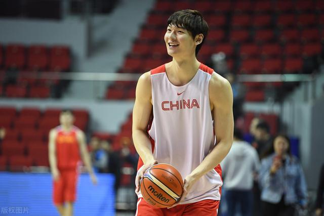 湖人获得王哲林签约权重回NBA？两个因素让他走不了！待上海吧(5)