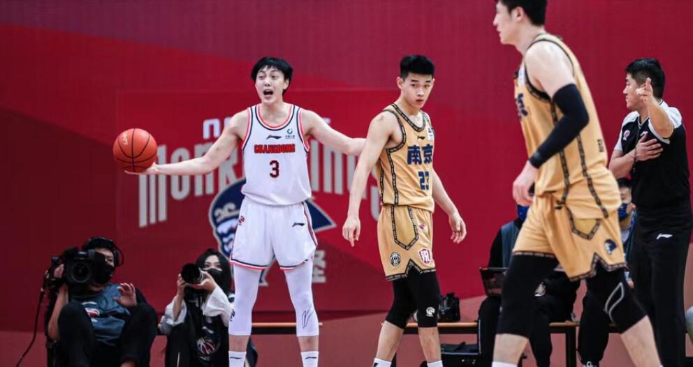 总感觉，广东男篮的球员是练得还不够狠，平时球队训练应该还是战术和日常的体能训练居
