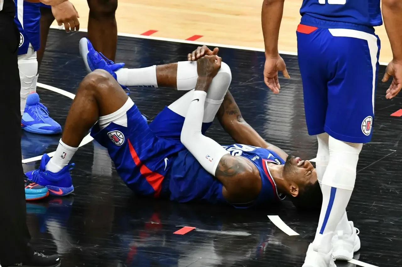 NBA ：快船队官方宣布，乔治右腿反关节受伤，剩余常规赛提前报销