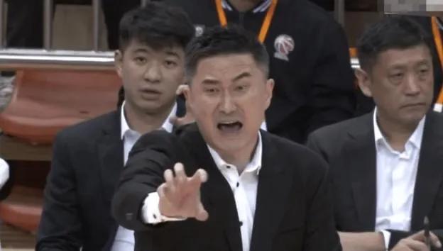 杜锋失望透顶！11冠王广东男篮21年以来首次没有进入CBA四强，3人被骂惨！

