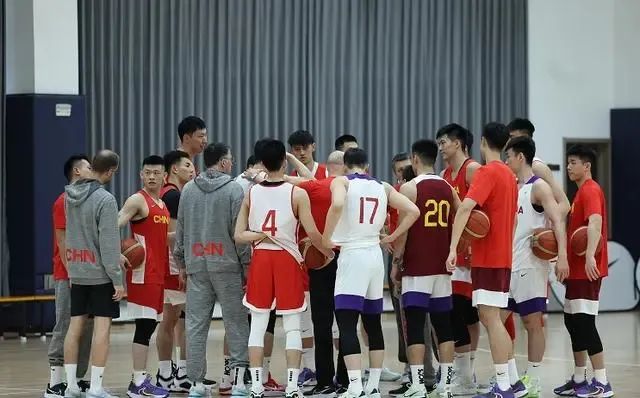 ​中国男篮4人或出局，乔帅主力体系基本敲定，19岁新星获青睐