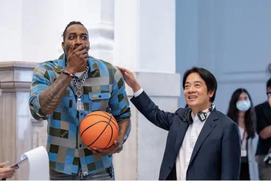 美国NBA巨星霍华德在与赖清德合拍宣传片中，称湾湾地区为“国家”。受到网友纷纷指(2)