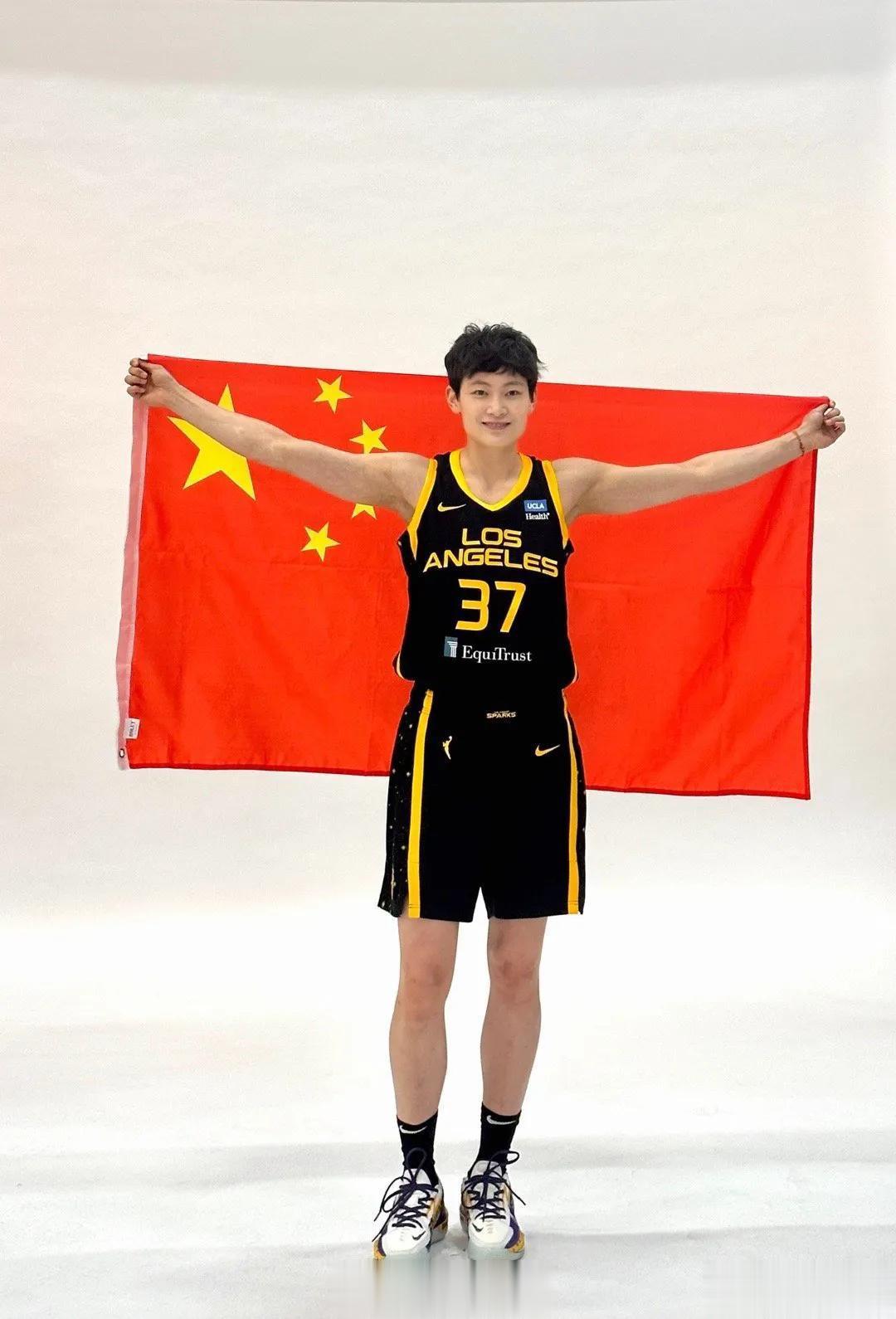 突发！中国女篮队长杨力维被WNBA裁掉，背后原因曝光，球迷肃然起敬，郑薇姚明没看(2)