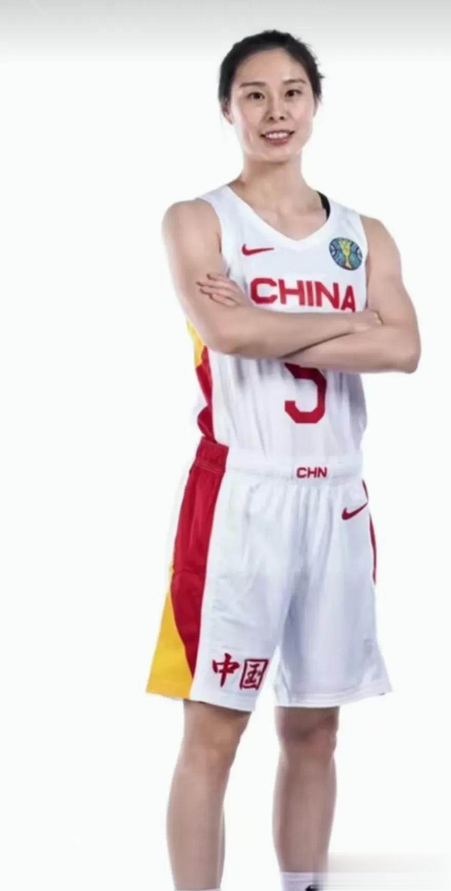 这是谁？没错就是王思雨，中国女篮成员，没想到吧，穿上裙子是那么美，真的是美翻了啊(4)