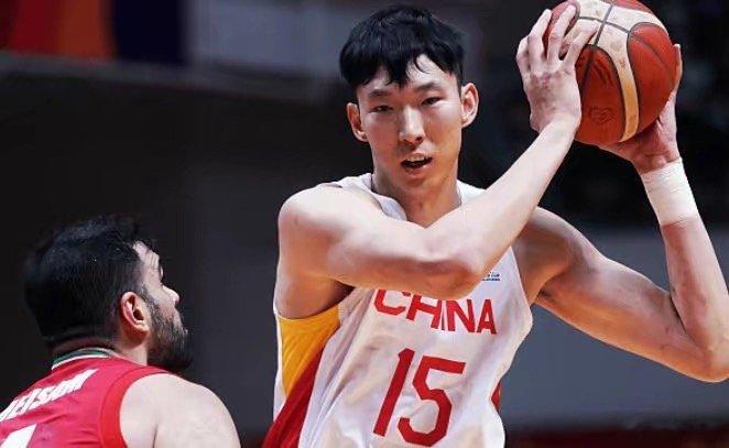 【周琦在美国已完成腰伤治疗准备回国】21日，中国男篮球员周琦在社交媒体表示，已经
