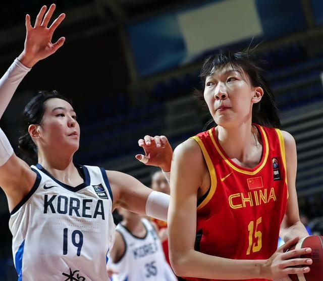 中国女篮对阵韩国，锋线身高占优，重点盯防双子星，小心对方三分