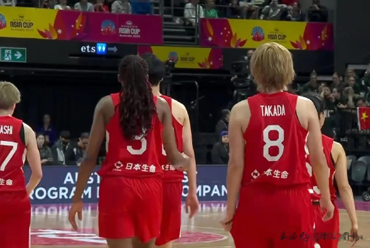 随着中国女篮73：71逆转战胜日本队，本场比赛发现了3个可笑的事实。

1. 日(2)