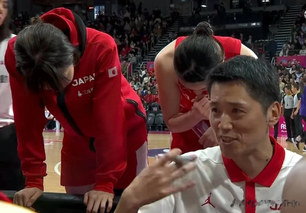 随着中国女篮73：71逆转战胜日本队，本场比赛发现了3个可笑的事实。

1. 日(3)