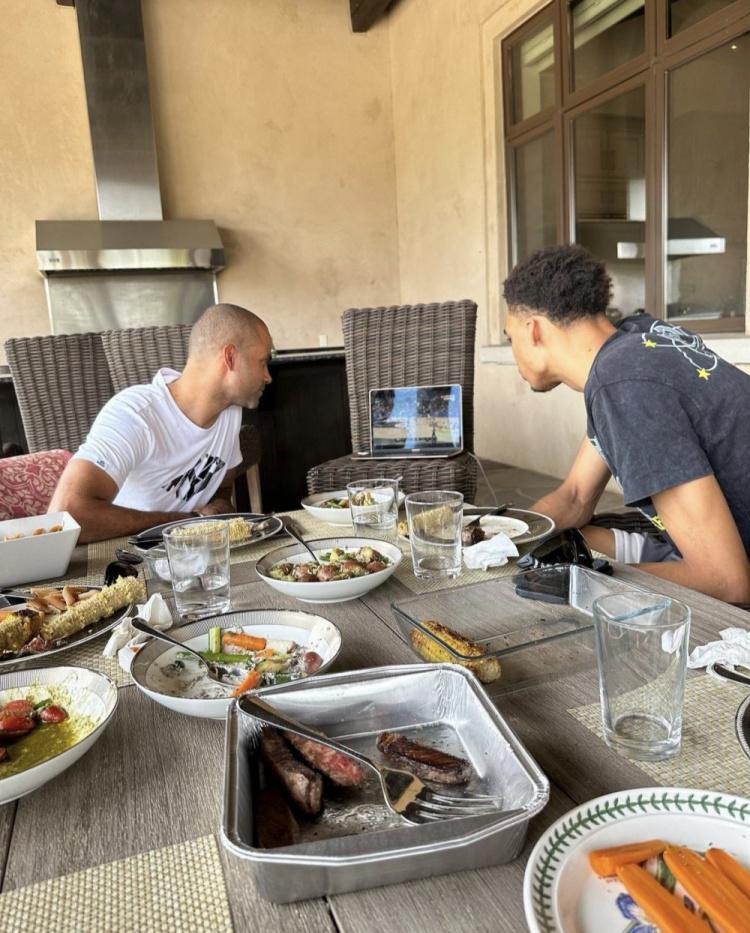 经纪人晒文班亚马与帕克共进午餐照片 两人边吃边看U19男篮世界杯