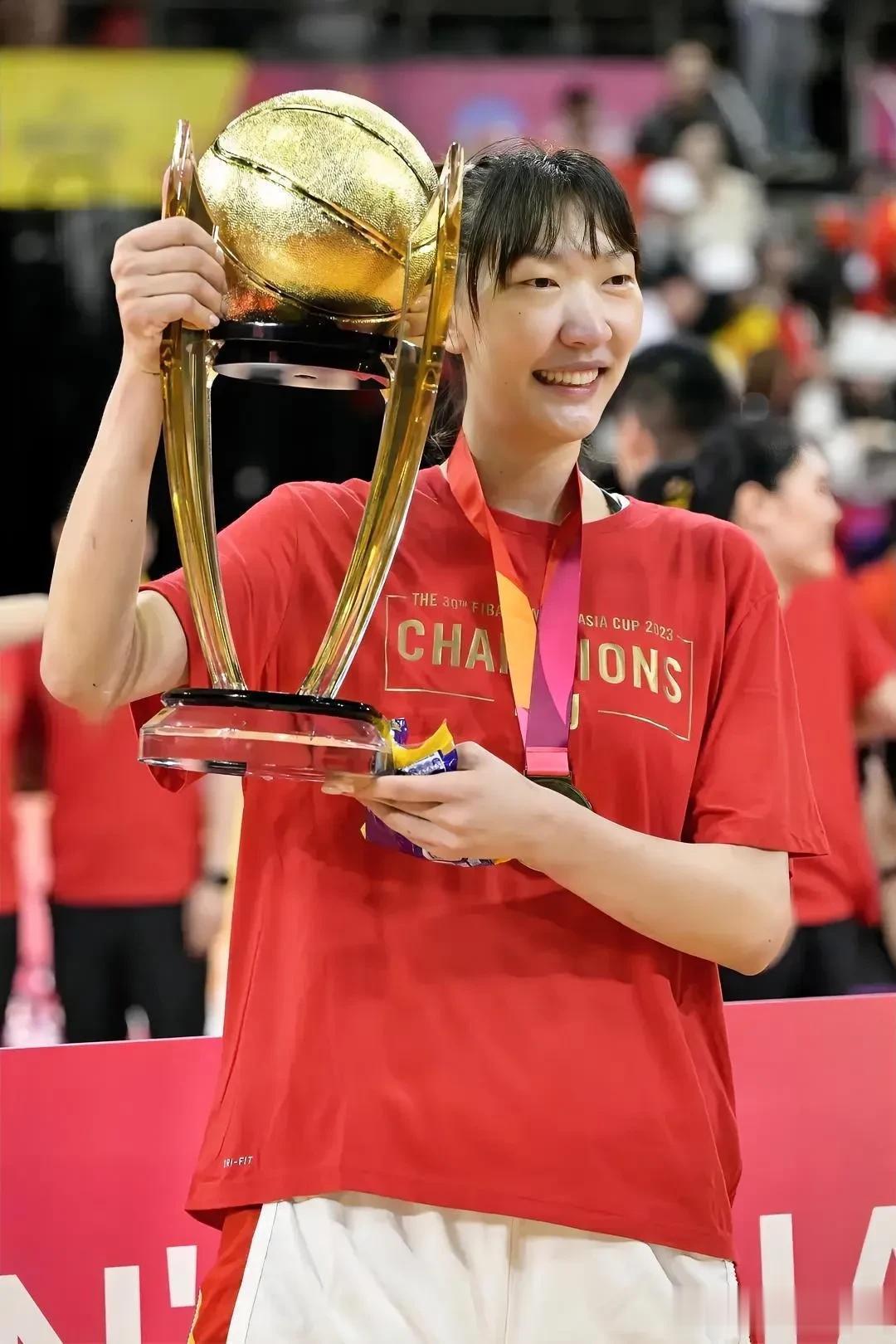 随着中国女篮亚洲杯夺冠，韩旭跻身女篮历史内线第二，仅次于传奇郑海霞，女篮历史五大