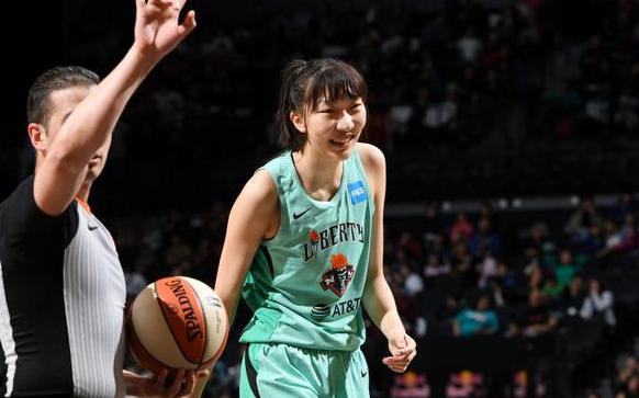 中国女子篮球运动员韩旭展现出了出色的表现