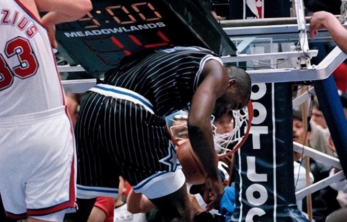 NBA五大“非人类”瞬间：詹姆斯背人上篮，奥尼尔扣碎篮板(4)