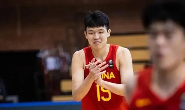 杨瀚森潜力如何，对比这几位中国男篮优秀内线球员在世青赛的数据，或许能找到答案

(1)