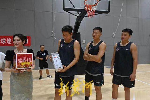 夏季联赛：山东高速男篮43分大胜，刘毅带来惊喜，四号位人才井喷