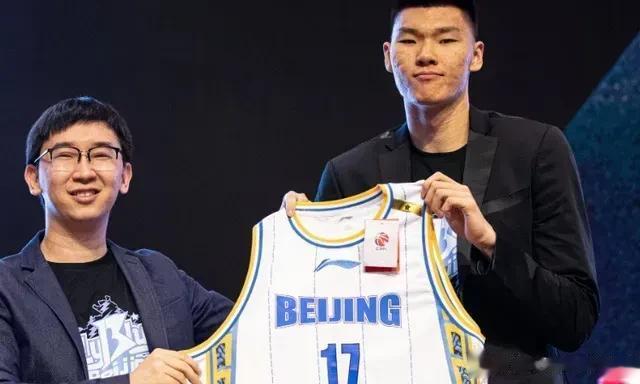 中国男篮球员周琦终于落户北京首钢队，而范子铭被交易到新疆广汇队。这一系列转会事件