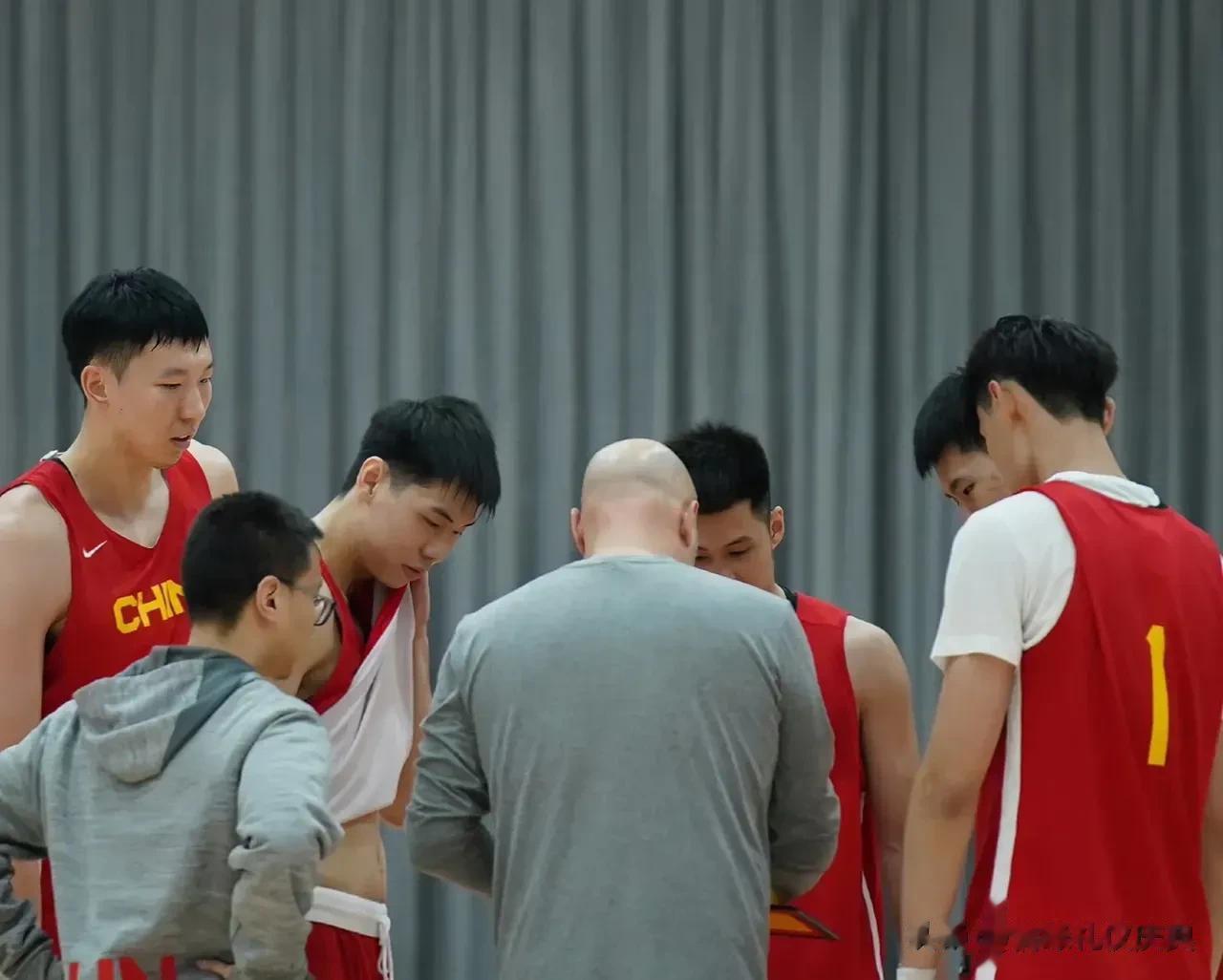 中国男篮球员周琦终于落户北京首钢队，而范子铭被交易到新疆广汇队。这一系列转会事件(3)