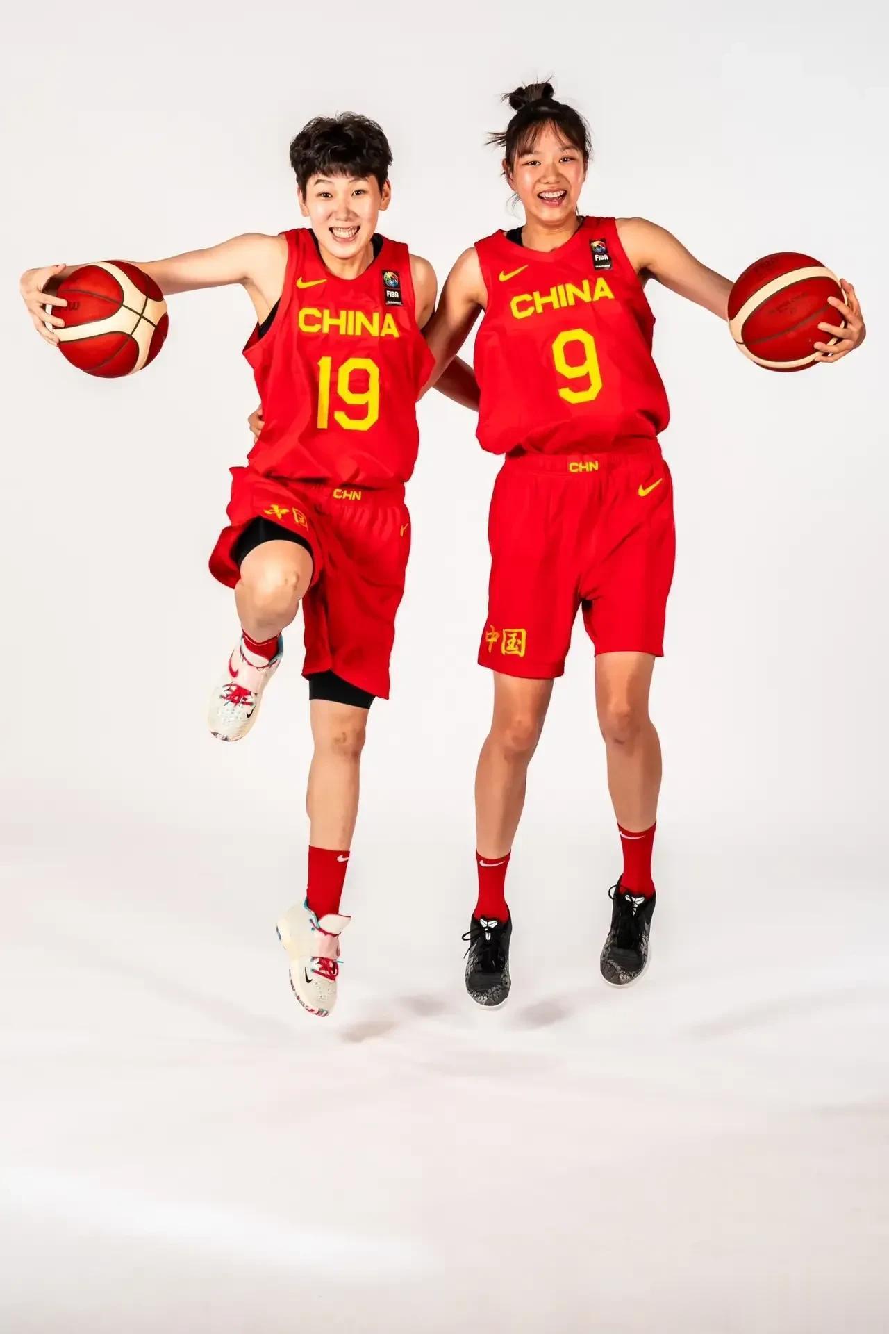 李青阳是下一个李梦！
U19中国女篮62-83不敌加拿大，
李青阳与胡多灵很敢打(2)